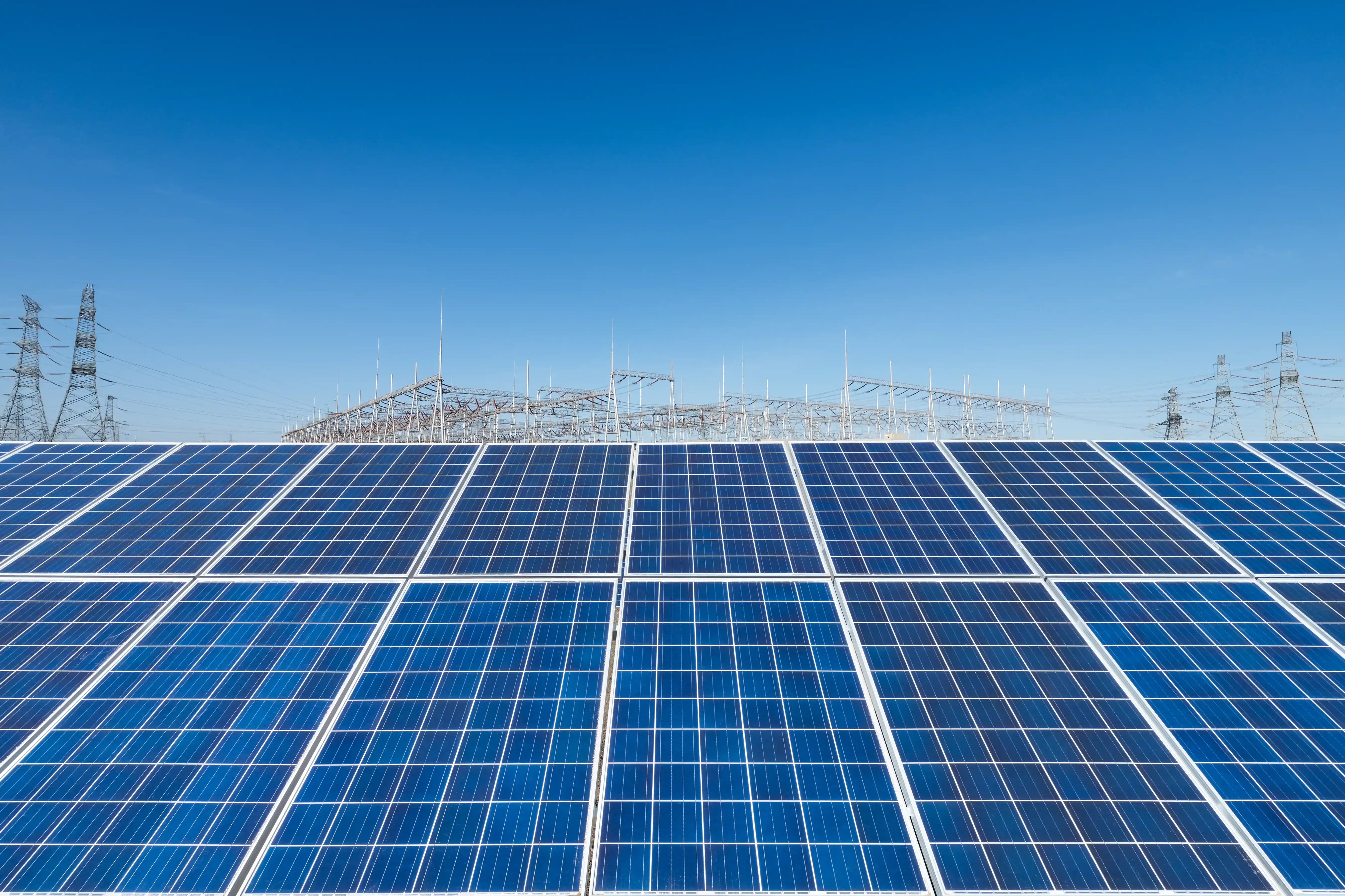 Casa moderna con paneles solares